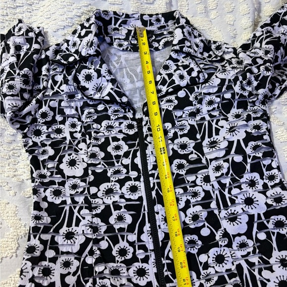 Women’s Zippered Jacket From Clara S. Size Large Black White Floral Print - Picture 6 of 7
